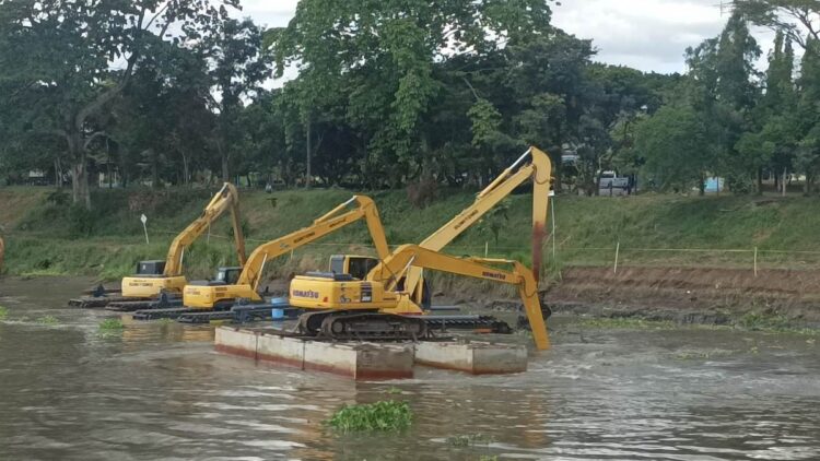 Aktivitas flushing Bendungan Wlingi dan Lodoyo di Blitar untuk menggelontorkan sedimen ke Sungai Brantas pada Mei 2026