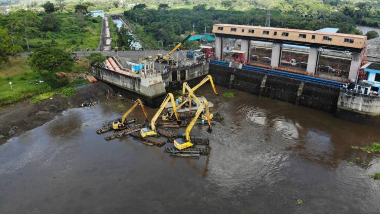 Proses flushing Bendungan Wlingi dan Lodoyo di Blitar untuk penggelontoran sedimen Sungai Brantas Mei 2026