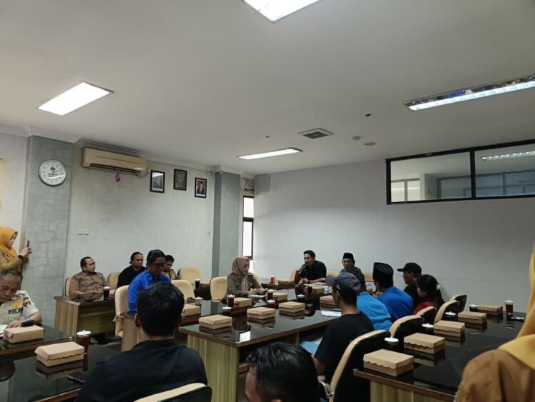 Hearing DPRD Kabupaten Blitar membahas keluhan bau busuk limbah peternakan ayam CV Bumi Indah di Gandusari