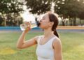 Ilustrasi minuman sole water, baking soda dan makanan fermentasi sebagai tren kesehatan viral di media sosial
