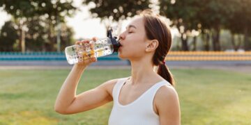 Ilustrasi minuman sole water, baking soda dan makanan fermentasi sebagai tren kesehatan viral di media sosial