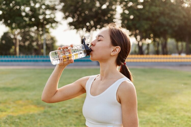 Ilustrasi minuman sole water, baking soda dan makanan fermentasi sebagai tren kesehatan viral di media sosial
