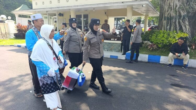 Ilustrasi calon jemaah haji Indonesia mengenakan pakaian ihram dan seragam haji saat bersiap berangkat menuju Tanah Suci di bandara