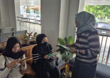 Penumpang menikmati fasilitas lounge di Stasiun Madiun dengan layanan transportasi terintegrasi dari KAI Daop 7