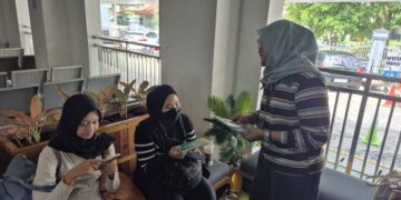 Penumpang menikmati fasilitas lounge di Stasiun Madiun dengan layanan transportasi terintegrasi dari KAI Daop 7