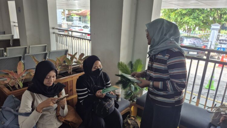 Penumpang menikmati fasilitas lounge di Stasiun Madiun dengan layanan transportasi terintegrasi dari KAI Daop 7