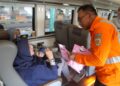 Petugas KAI Daop 7 Madiun bersama komunitas railfans menggelar kampanye anti pelecehan seksual di area stasiun kereta api