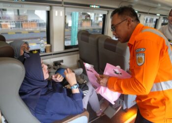Petugas KAI Daop 7 Madiun bersama komunitas railfans menggelar kampanye anti pelecehan seksual di area stasiun kereta api