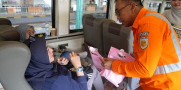 Petugas KAI Daop 7 Madiun bersama komunitas railfans menggelar kampanye anti pelecehan seksual di area stasiun kereta api