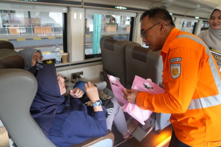Petugas KAI Daop 7 Madiun bersama komunitas railfans menggelar kampanye anti pelecehan seksual di area stasiun kereta api