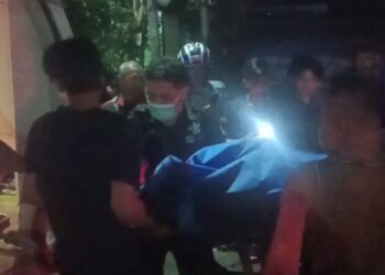 Petugas kepolisian melakukan olah TKP kecelakaan maut yang menewaskan tiga pelajar di Simpang Empat Mastrip Jombang