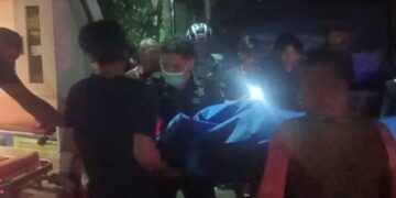 Petugas kepolisian melakukan olah TKP kecelakaan maut yang menewaskan tiga pelajar di Simpang Empat Mastrip Jombang