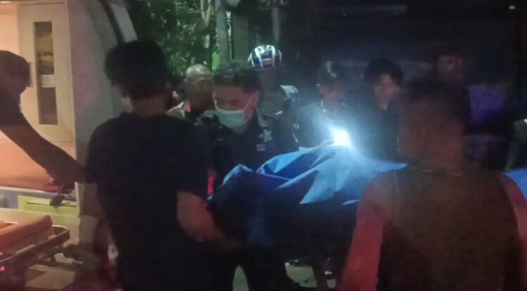 Petugas kepolisian melakukan olah TKP kecelakaan maut yang menewaskan tiga pelajar di Simpang Empat Mastrip Jombang