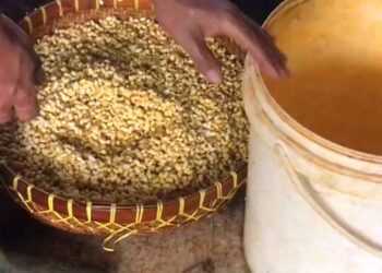 Produsen tahu di Trenggalek mengurangi ukuran tahu karena harga kedelai naik