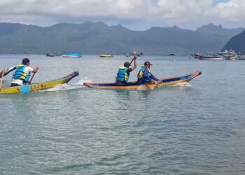 lomba balap dayung perahu tradisional di Pantai Mutiara Trenggalek