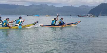 lomba balap dayung perahu tradisional di Pantai Mutiara Trenggalek