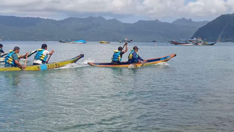 lomba balap dayung perahu tradisional di Pantai Mutiara Trenggalek