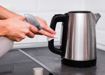 Membersihkan kerak teko listrik dengan bahan alami seperti cuka dan lemon