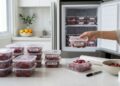 Ilustrasi cara menyimpan daging kurban di freezer menggunakan plastik zip lock agar tetap awet dan higienis
