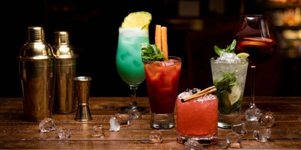 Minuman mocktail warna-warni di meja kafe modern