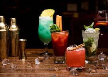 Minuman mocktail warna-warni di meja kafe modern
