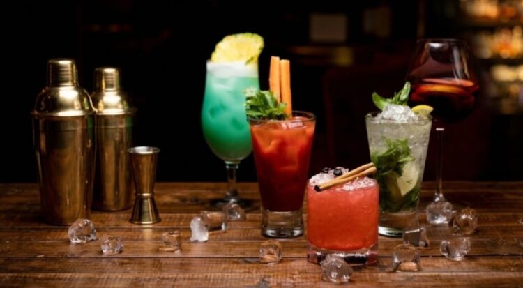 Minuman mocktail warna-warni di meja kafe modern