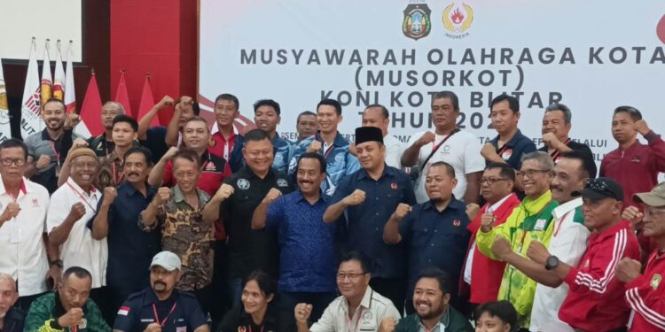 Muh Samanhudi Anwar bersama peserta Musorkot KONI Kota Blitar