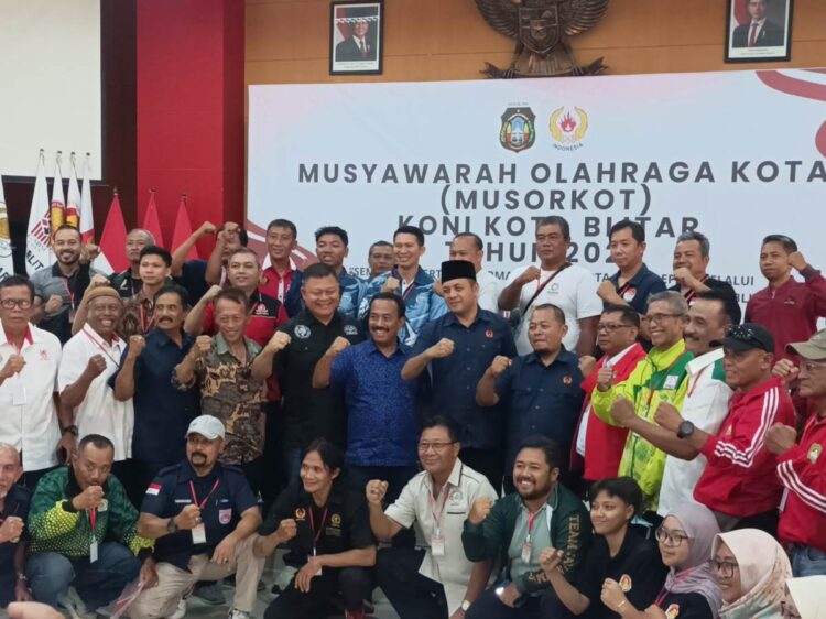 Muh Samanhudi Anwar bersama peserta Musorkot KONI Kota Blitar