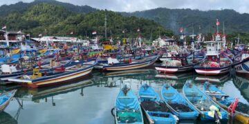 Nelayan Pantai Prigi Trenggalek menyiapkan kapal di tengah kenaikan harga solar industri