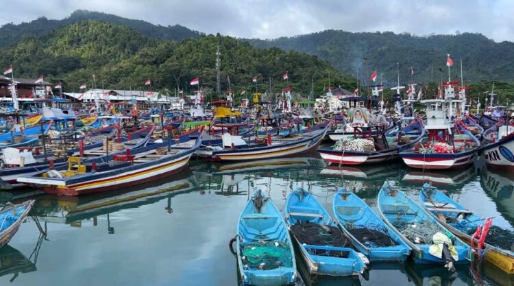 Nelayan Pantai Prigi Trenggalek menyiapkan kapal di tengah kenaikan harga solar industri