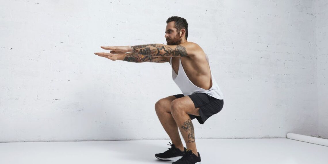 Latihan squat untuk menjaga kesehatan otot bokong atau glutes