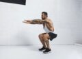 Latihan squat untuk menjaga kesehatan otot bokong atau glutes
