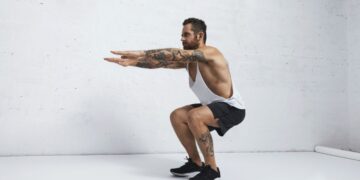 Latihan squat untuk menjaga kesehatan otot bokong atau glutes