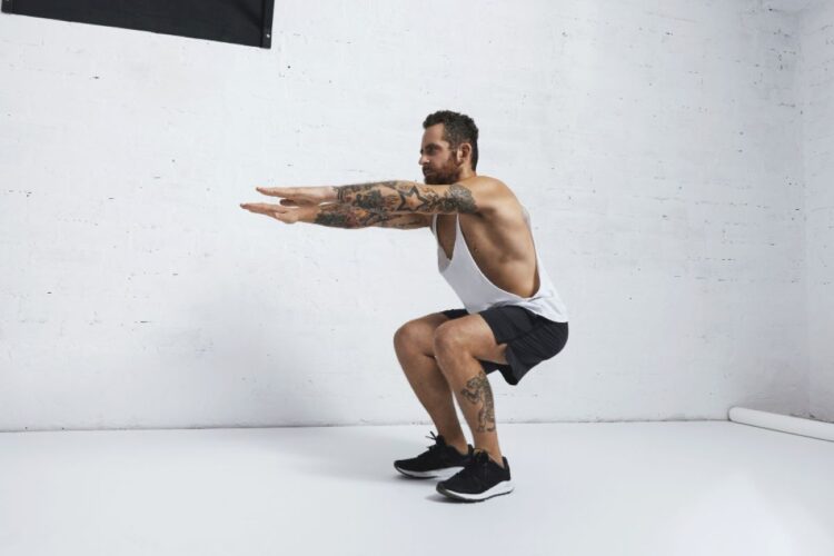 Latihan squat untuk menjaga kesehatan otot bokong atau glutes