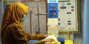 Bayi perempuan yang ditemukan warga Jogoroto Jombang mendapat perawatan di puskesmas