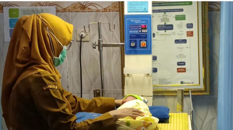Bayi perempuan yang ditemukan warga Jogoroto Jombang mendapat perawatan di puskesmas
