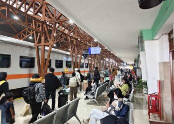 Penumpang kereta api memadati area Stasiun Blitar saat long weekend Kenaikan Yesus Kristus 2026.