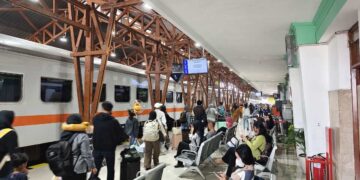 Penumpang kereta api memadati area Stasiun Blitar saat long weekend Kenaikan Yesus Kristus 2026.