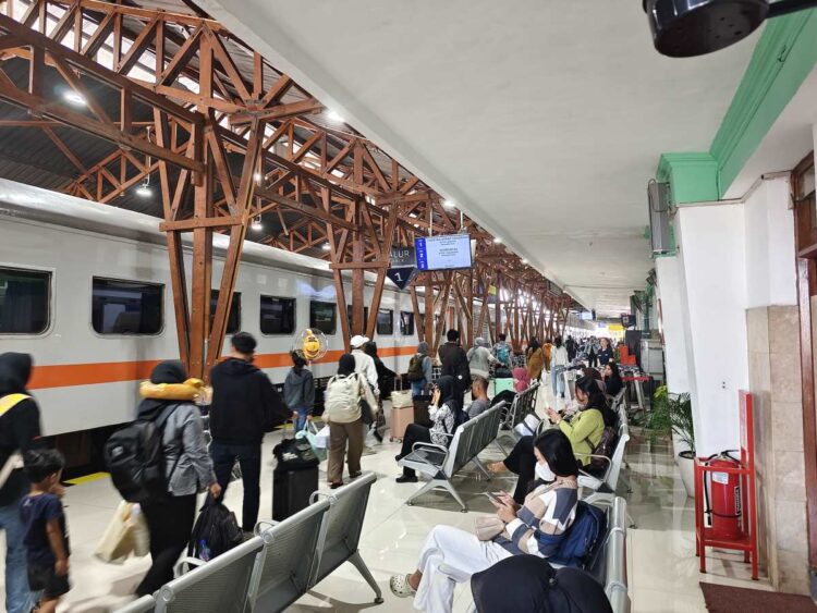 Penumpang kereta api memadati area Stasiun Blitar saat long weekend Kenaikan Yesus Kristus 2026.