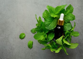 Ilustrasi minyak peppermint alami untuk membantu menurunkan tekanan darah tinggi dan hipertensi