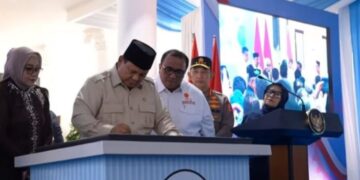 Prabowo Subianto menandatangani prasasti peresmian Museum Marsinah dan Rumah Singgah di Nganjuk