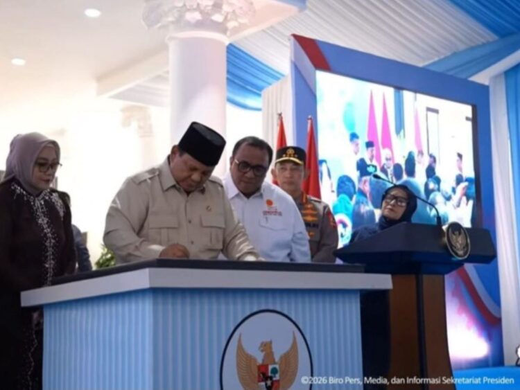 Prabowo Subianto menandatangani prasasti peresmian Museum Marsinah dan Rumah Singgah di Nganjuk