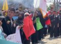 Ratusan anggota PSHT Kabupaten Blitar menggelar aksi damai di depan Kantor Bupati Blitar dengan mengenakan pakaian hitam dan membawa poster tuntutan