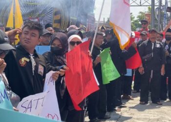 Ratusan anggota PSHT Kabupaten Blitar menggelar aksi damai di depan Kantor Bupati Blitar dengan mengenakan pakaian hitam dan membawa poster tuntutan