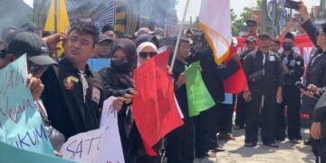 Ratusan anggota PSHT Kabupaten Blitar menggelar aksi damai di depan Kantor Bupati Blitar dengan mengenakan pakaian hitam dan membawa poster tuntutan