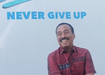 Samanhudi Anwar duduk di rumahnya di Kota Blitar sambil berbincang mengenai politik dan KONI Kota Blitar