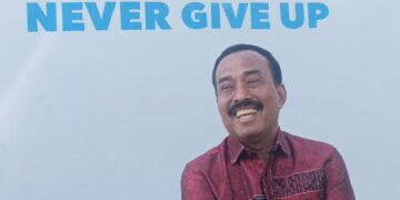 Samanhudi Anwar duduk di rumahnya di Kota Blitar sambil berbincang mengenai politik dan KONI Kota Blitar