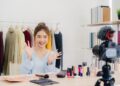 Host live streaming sedang menjual produk dengan gaya komedi