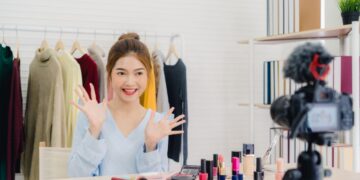 Host live streaming sedang menjual produk dengan gaya komedi