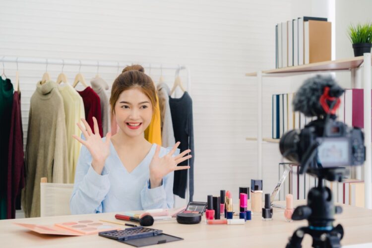 Host live streaming sedang menjual produk dengan gaya komedi
